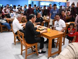 Mentan Amran Dampingi Presiden Jokowi Santap Mi di Lombok, Warga Berebut Foto