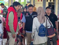 Usai Gagal Mendarat, Kini Pj Gubernur Bahtiar Evakuasi Langsung 8 Warga di Latimojong Luwu