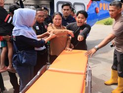 Polisi Evakuasi Ibu Hamil 9 Bulan di Lokasi Bencana Luwu