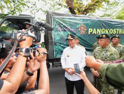 Pj Gubernur Bahtiar dan Pangdiv 3 Kostrad Lepas 10 Truk Bantuan untuk Korban Banjir di Luwu