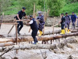 Pj Gubernur Lewati Titian Bambu di Tengah Deras Arus Sungai untuk Temui Warga Terdampak Banjir