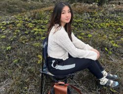 Selebgram Abigail Terbangkan Sendiri Pesawat dari Inggris ke Prancis Cuma untuk Beli Creepes dan Nonton Laga Fulham vs MU