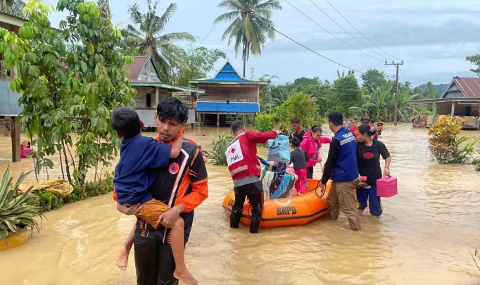 Tim Relawan PMi Sulsel yang ikut membantu proses evakuasi korban bencana banjir di Sulsel, Sabtu (4/5/2024). ANTARA/HO/PMI Sulsel