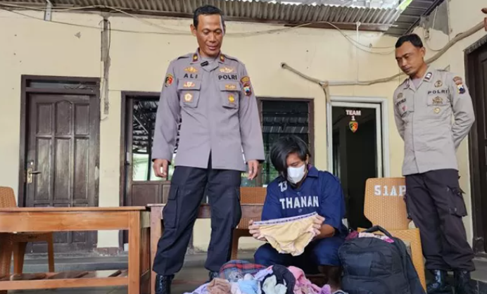 Pelaku pencurian ratusan celana dalam wanita dihadirkan saat pers rilis di Polsek Banyumanik Semarang, Jawa Tengah, Sabtu (4/5/2024). (ANTARA/I.C. Senjaya)