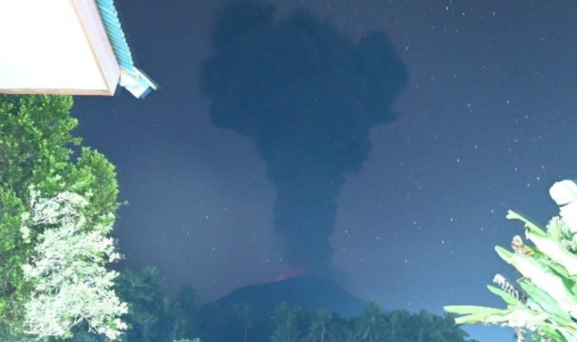 Semburan abu vulkanik terlihat di atas puncak Gunung Ibu di Pulau Halmahera, Maluku Utara, Rabu (8/5/2024). (ANTARA/X @PVMBG_)
