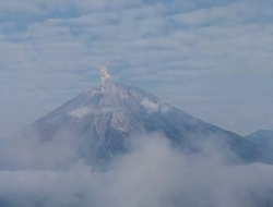Gunung Semeru Lima Kali Erupsi dengan Ketinggian Letusan Hingga 900 Meter