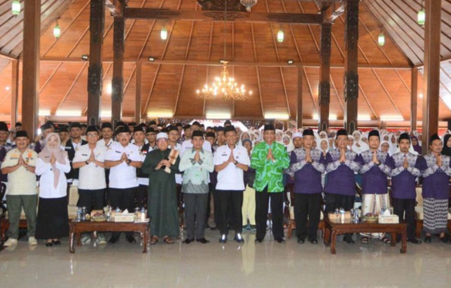 Penjabat Bupati Cilacap Awaluddin Muuri (tujuh dari kanan) berfoto bersama jamaah calon haji usai acara Pelepasan Jamaah Calon Haji Kabupaten Cilacap di Pendopo Wijayakusuma Cakti, Cilacap, Jumat (3/5/2024). ANTARA/HO-Pemkab Cilacap