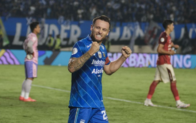 Pesepak bola Persib Bandung Marc Klok berselebrasi usai mengalahkan Bali United saat pertandingan semifinal Championship Series-BRI Liga 1 di Stadion Si Jalak Harupat, Kabupaten Bandung, Jawa Barat, Sabtu (18/5/2024). Persib Bandung berhasil melaju ke final Championship Series-BRI Liga 1 untuk melawan pemenang laga Borneo FC melawan Madura United pada Minggu (19/5). ANTARA FOTO/Novrian Arbi/foc. (ANTARA FOTO/NOVRIAN ARBI)