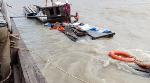 Aktivitas anak buah kapal pengangkut 40 ton beras Bulog saat memindahkan beras yang basah ke tempat yang aman, setelah kapal tersbeut karam di Pantai Beting Beras, Kabupaten Kepulauan Meranti, Kamis (23/5/2024). (ANTARA/HO-Humas Pemprov Riau).