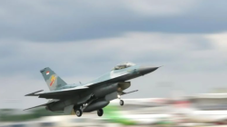 Pesawat jet F-16 milik TNI AU lepas landas dari Lanud Roesmin Nurjadin, Pekanbaru, Jumat (24/5/2024) (ANTARA/Ho-Humas TNI AU)