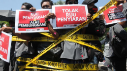 Sejumlah jurnalis berunjuk rasa di Surabaya, Jawa Timur, Selasa (28/5/2024). Aksi yang dilakukan sejumlah jurnalis dari berbagai organisasi pers itu untuk menyatakan sikap menolak pembahasan revisi UU Penyiaran karena dinilai cacat prosedur dan merugikan publik. ANTARA FOTO/Didik Suhartono/aww.