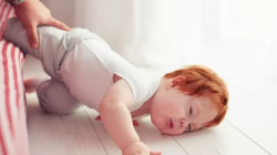 Jangan panik saat bayi terjatuh dari tempat tidur./honest