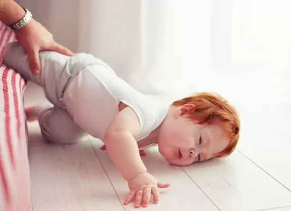 Jangan panik saat bayi terjatuh dari tempat tidur./honest
