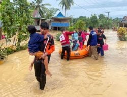 Banjir dan Longsor di Sulsel, PMI Turunkan Bantuan, Relawan Bantu Evakuasi Warga 