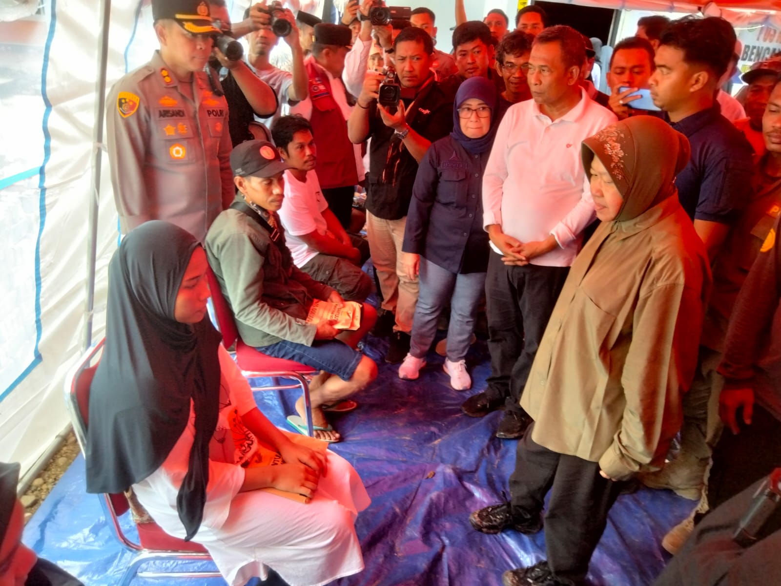 Mensos Risma Temui Pengungsi Korban Banjir