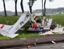 Pesawat Latih Jatuh Berkeping-keping di Tangerang Selatan, 3 Orang Meninggal di Lokasi
