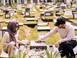Ziarah Ke Makam Adjie Massaid Bareng Aaliyah Massaid, Thariq Halilintar : Izin untuk Menikahi Putri Om