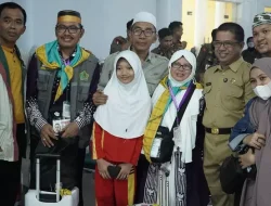 Lepas 280 CJH Polman, Bebas Manggazali Minta Petugas Haji Ada Perlakuan Khusus Bagi Jemaah Lansia