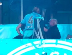 Grealish Nyaris Terjatuh dari Bus di Parade Juara Manchester City, Untung Ditolong Doku