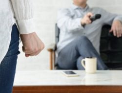 Begini Cara Mengatasi Suami yang Suka Jelalatan