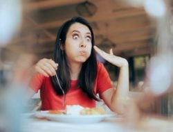 Jangan Nyesal Setelah Makan Makanan Pedas, Kamu Hanya Perlu Lakukan Ini