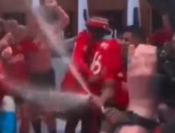 Mainoo Langsung Tarik Amad Diallo, Pemain Muslim MU saat Rashford Semprotkan Sampanye Juara Piala FA