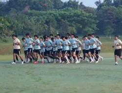 Kembali Pimpin Latihan Timnas Indonesia U-16, Nova Arianto Puas Perkembangan Fisik Pemainnya