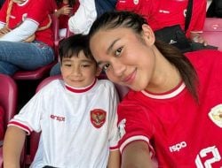 Azizah Salsha Temani Dua Bocil Rafathar dan Magika Nonton Timnas Indonesia, Netizen: Zah Lu Jadi Tempat Penitipan Anak?