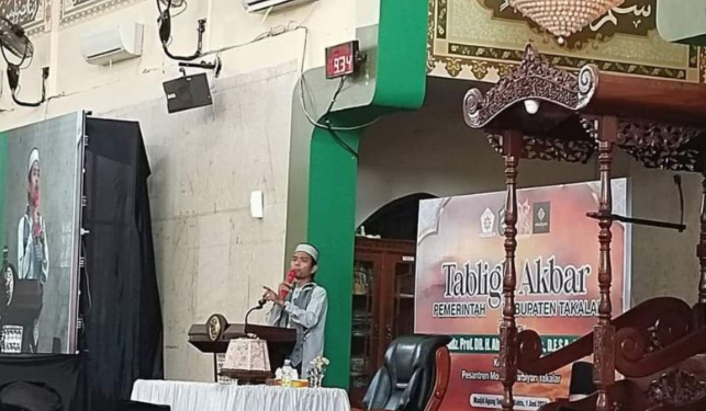 Ustad Abdul Somad saat membawakan tausiah di Masjid Agung Takalar, Sabtu (1/6/2024). ANTARA/Nur Suhra Wardyah