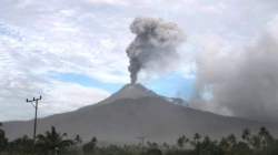 Lontaran abu vulkanik yang keluar dari puncak Gunung Lewotobi Laki-laki teramati dari Pos Pengamatan Gunung Api Badan Geologi Kementerian ESDM di Flores Timur, Nusa Tenggara Timur, Selasa (4/6/2024) pukul 16.15 WITA. (ANTARA/HO-Badan Geologi Kementerian ESDM)