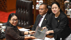 Menteri Pemberdayaan Perempuan dan Perlindungan Anak I Gusti Ayu Bintang Darmawati (kiri) menyerahkan berkas berisi tanggapan pemerintah atas hasil pembahasan DPR atas Rancangan Undang-Undang (RUU) Kesejahteraan Ibu dan Anak (KIA) kepada Ketua DPR Puan Maharani (kanan) dalam rapat paripurna ke-19 DPR masa persidangan V tahun sidang 2023-2024 di Kompleks Parlemen, Jakarta, Selasa (4/6/2024). DPR mengesahkan RUU KIA menjadi Undang-Undang yang nantinya akan mengatur fase seribu hari pertama kehidupan di antaranya hak dan kewajiban, tugas dan wewenang penyelenggaraan kesejahteraan ibu dan anak, data dan informasi, pendanaan serta partisipasi masyarakat. ANTARA FOTO/Aditya Pradana Putra/Spt.