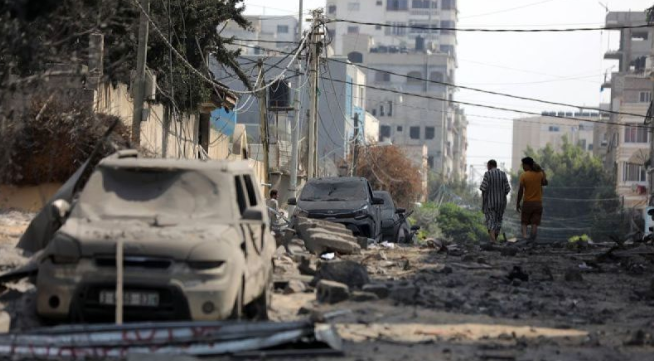 Pria Palestina berjalan di tengah reruntuhan sekolah UNRWA di Kota Gaza, yang hancur semalam akibat serangan udara Israel pada 8 Oktober 2023. ANTARA/Majdi Fathi/NurPhoto/pri.