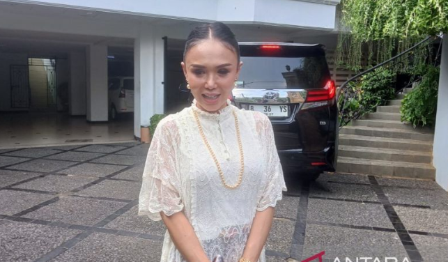 Penyanyi Yuni Shara saat ditemui di kawasan Cilandak, Jakarta Selatan pada Senin (17/6/2024). (ANTARA/Farhan Arda Nugraha)
