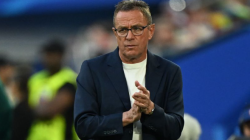 Pelatih kepala Austria Ralf Rangnick menyaksikan pertandingan sepak bola Grup D UEFA Euro 2024 antara Austria dan Prancis di Duesseldorf Arena di Duesseldorf pada Senin (17/6/2024). (ANTARA/AFP/Patricia De Melo Moreira)