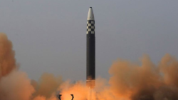 Arsip Foto - Uji coba peluncuran rudal balistik antarbenua (ICBM) Hwasongpho-17 milik Korea Utara, yang disiarkan kantor berita Korea Utara KNA, Jumat (25/3/2022). ANTARA/Korean Central News Agency/Handout via Xinhua/tm/am.