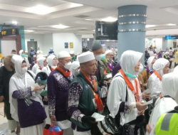 Seorang Haji Ditunda Kepulangannya, Jamaah Lain Tiba di Tanah Air