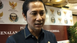 Arsip foto - Anggota dan Juru Bicara Komisi Yudisial (KY) Mukti Fajar Nur Dewatasaat diwawancarai awak media massa di Padang. ANTARA/Muhammad Zulfikar