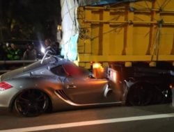 Mobil Mewah Porsche Tabrak Truk dari Belakang, Satu Orang Tewas di Tempat