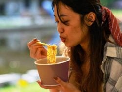 Begini Alasan Mie Instan Jadi Makanan yang Digemari Anak Muda