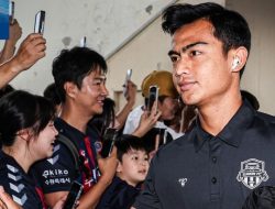 Pratama Arhan Kembali Bucin, Pamerkan Sepatu Bergambar Dirinya dan Sang Istri di Depan Fans Suwon FC