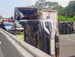 Kecelakaan di Tol Cipularang Libatkan 10 Kendaraan
