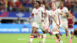 Penyerang Kanada #10 Jonathan David merayakan kemenangan bersama rekan satu timnya setelah adu penalti pada pertandingan sepak bola perempat final turnamen Conmebol 2024 Copa America antara Venezuela dan Kanada di Stadion AT&T di Arlington, Texas, pada Jumat (5/7/2024). (ANTARA/AFP/Charly Triballeau)