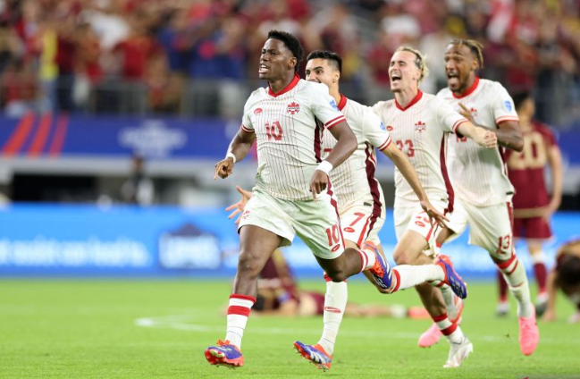 Penyerang Kanada #10 Jonathan David merayakan kemenangan bersama rekan satu timnya setelah adu penalti pada pertandingan sepak bola perempat final turnamen Conmebol 2024 Copa America antara Venezuela dan Kanada di Stadion AT&T di Arlington, Texas, pada Jumat (5/7/2024). (ANTARA/AFP/Charly Triballeau)