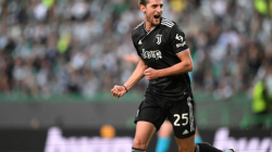 Gelandang Juventus Adrien Rabiot usai menyarangkang gol pada leg kedua perempat final Europa League melawan Sporting CP di Stadion Jose Alvalade di Lisbon, 20 April 2023. (AFP/PATRICIA DE MELO MOREIRA)
