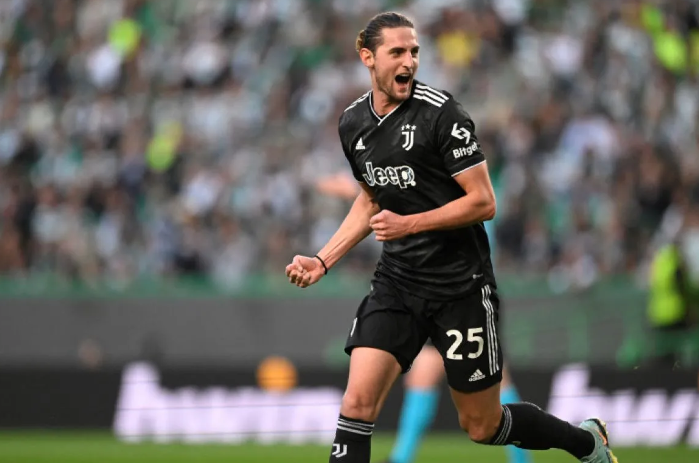 Gelandang Juventus Adrien Rabiot usai menyarangkang gol pada leg kedua perempat final Europa League melawan Sporting CP di Stadion Jose Alvalade di Lisbon, 20 April 2023. (AFP/PATRICIA DE MELO MOREIRA)