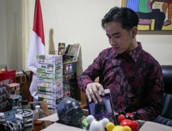 Gibran Pamer Mainan Mahal Disebut Hanya Cari Sensasi, Dokter Tifa: Persis Seperti Bapaknya yang Hujan-hujanan di Tengah Sawah