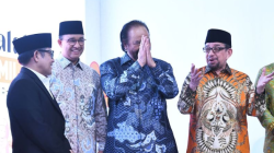Ketua Majelis Syuro PKS Salim Segaf Al-jufri (kanan) bersama Ketua Umum Partai Nasdem Surya Paloh (kedua kanan), Ketua Umum PKB Muhaimin Iskandar (kiri) dan mantan capres nomor urut 1 Anies Baswedan (kedua kiri) berfoto bersama saat milad ke-22 PKS di kantor DPP PKS, Jakarta, Sabtu (27/4/2024). Tasyakuran milad ke-22 PKS tersebut dihadiri sejumlah kader dan ketua umum partai politik. ANTARA FOTO/Fakhri Hermansyah/pras.