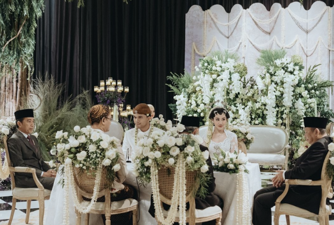 Upacara akad nikah Thariq Halilintar dan Aaliyah Massaid yang digelar di Hotel Raffles, Jakarta Selatan, Jumat (26/7/2024). (ANTARA/Instragram/Thariq Halilintar) Upacara akad nikah Thariq Halilintar dan Aaliyah Massaid yang digelar di Hotel Raffles, Jakarta Selatan, Jumat (26/7/2024). (ANTARA/Instragram/Thariq Halilintar)