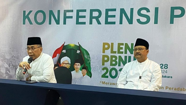 Ketua Umum PBNU Yahya Cholil Staquf (kiri) dalam konferensi pers usai rapat pleno di Jakarta, Minggu (28/7/2024). ANTARA/Prisca Triferna/am.