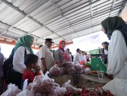 Disaksikan Oleh Pj Bahtiar Baharuddin, Warga Nelayan Sambut Antusias Pasar Murah